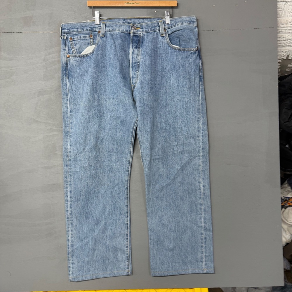 Levis 501 Original Fit Mens Light Wash Blue Straight Leg Denim Jeans W42 L32 - Picture 3 of 5